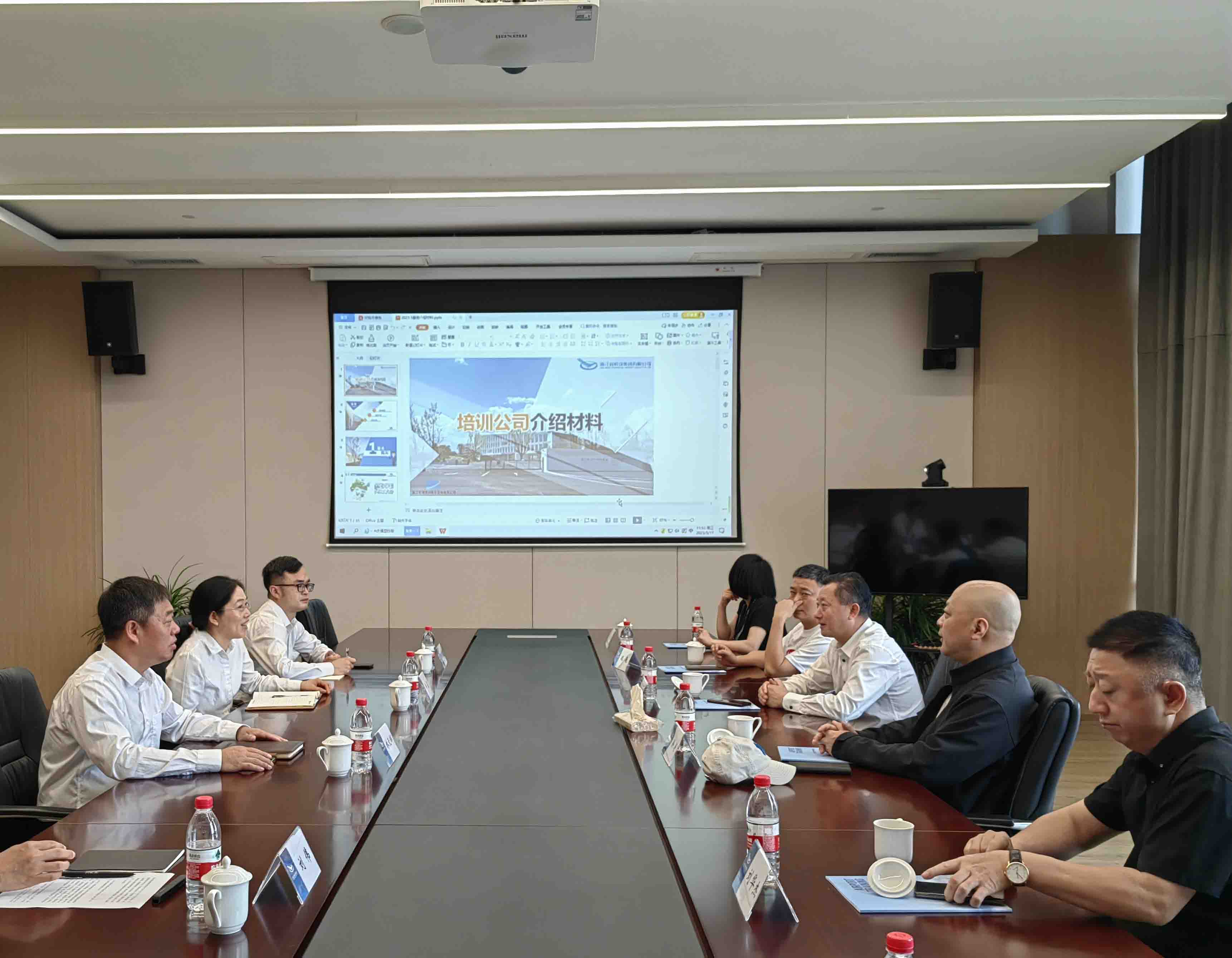 浙江異地聯盟商會蒞臨航空產學研基地參觀交流