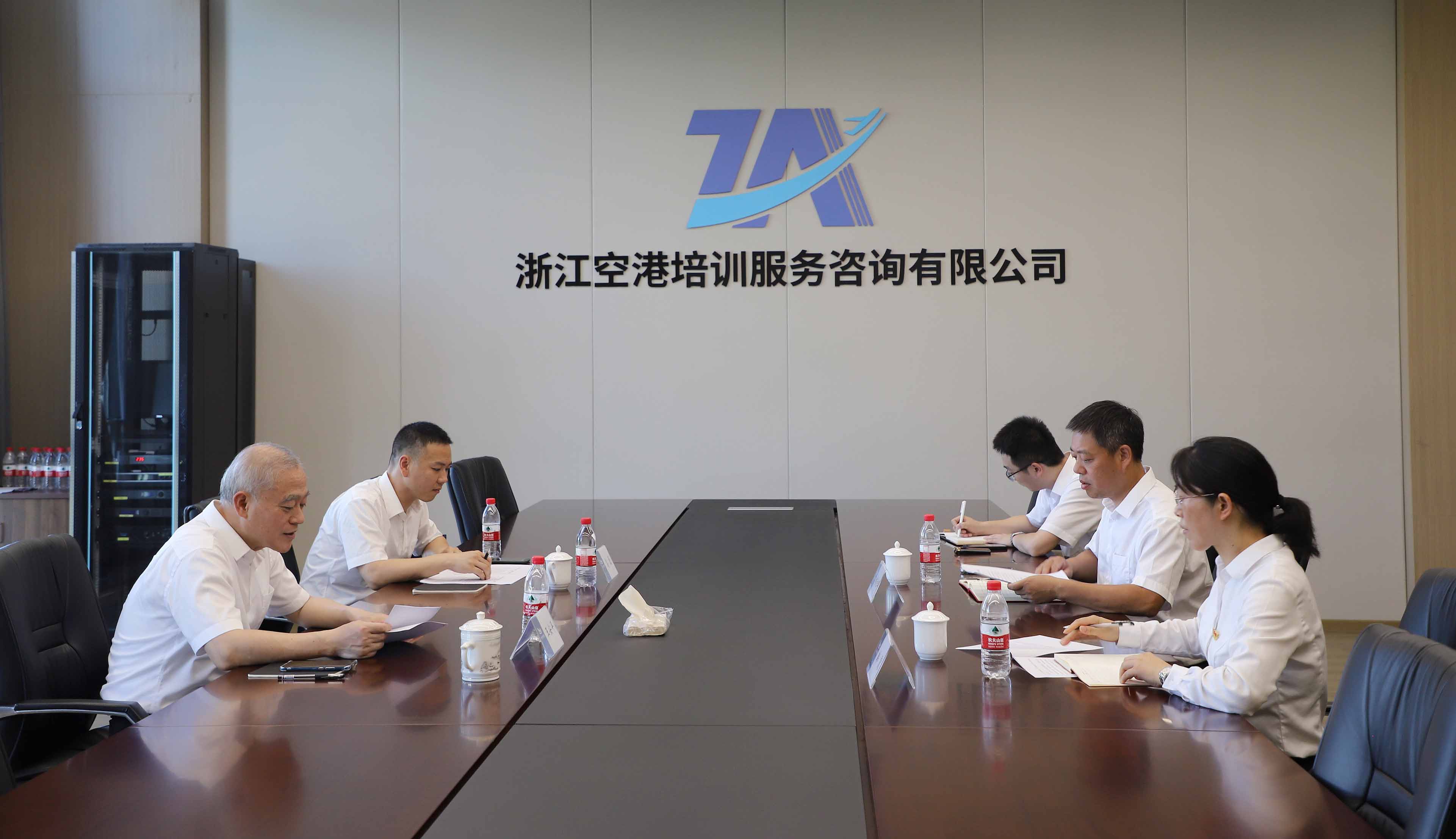 王安平赴培訓公司開展高溫慰問并聽取班子成員落實“一崗雙責”情況報告