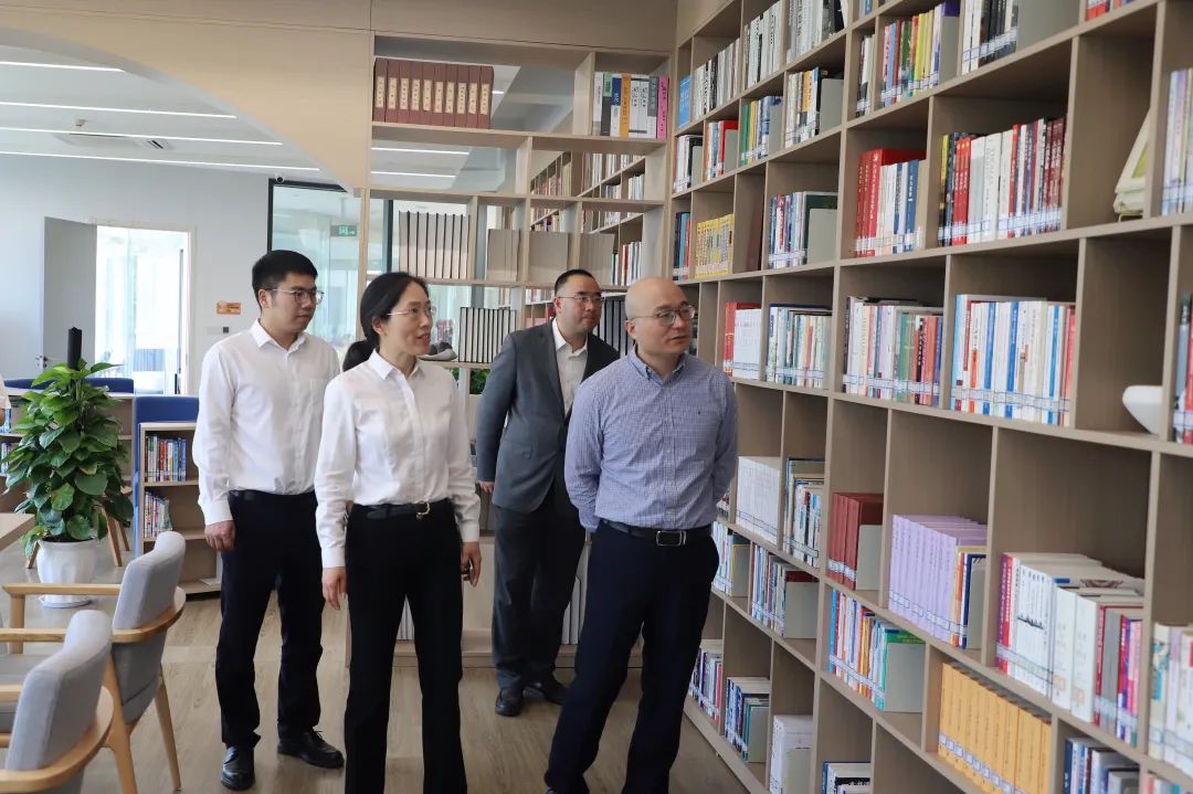 浙江省圖書館館長胡海榮一行到空港城市書房調研